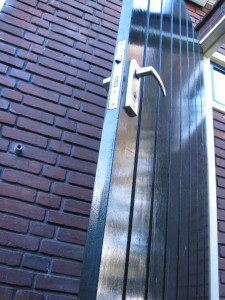 Multiplex poort deur met ingevreesde sleuven